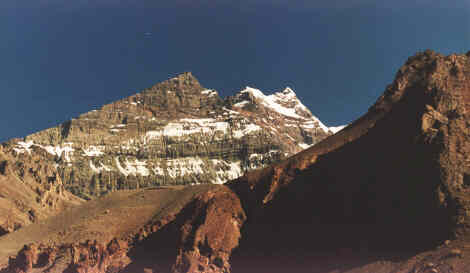 Cerro Piramidal en primer terme i als fons els cims sud i nord de l'Aconcagua